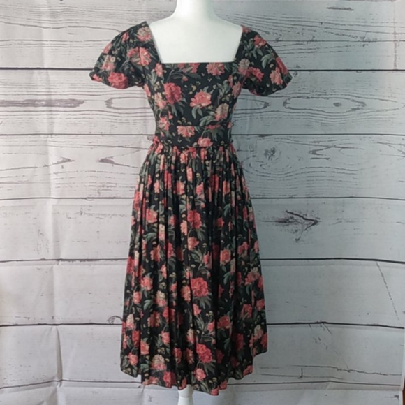 ANTONIO MELANI Dresses & Skirts - Antonio Melani Bowie Decadent Blooms Floral Dress